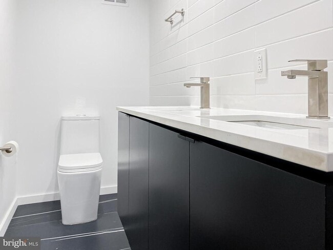 Building Photo - 2027 N 5th St