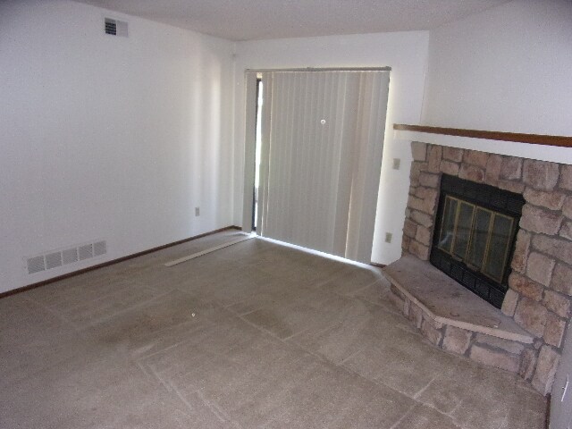Building Photo - 12043 W Cross Dr