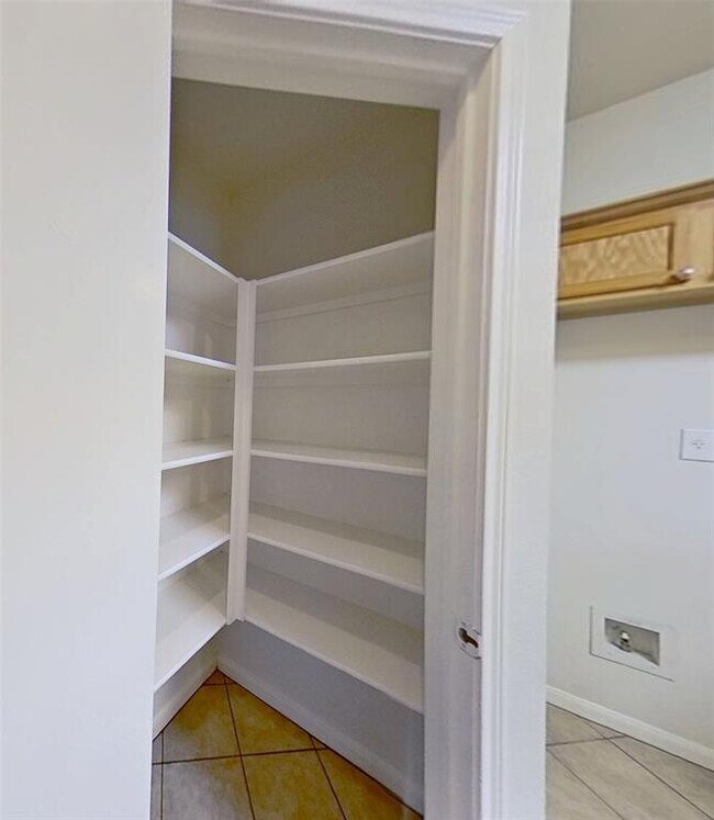 Building Photo - 903 Lantana Dr