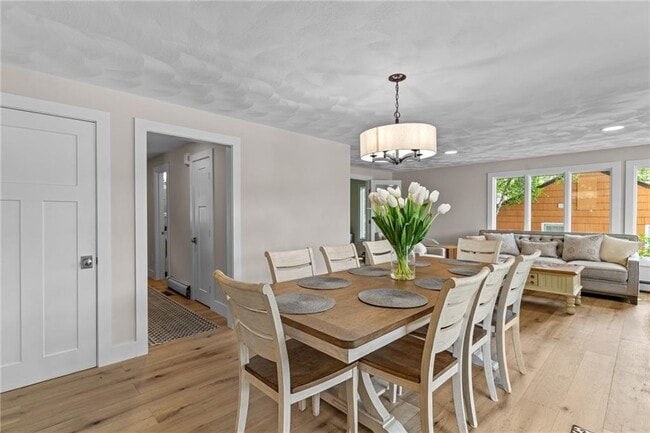 Building Photo - 8 Woodsia Rd