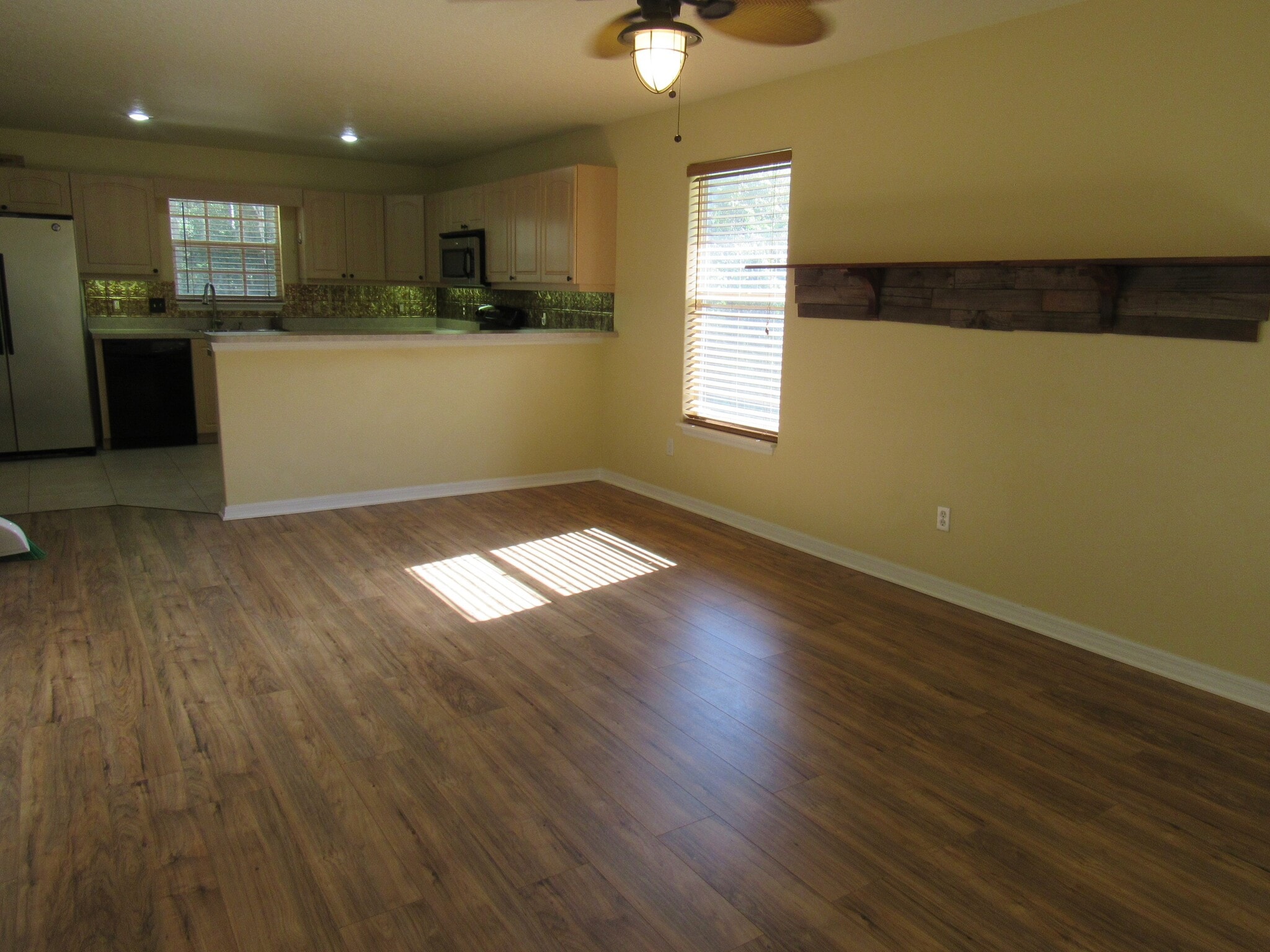 Living room - 828 S Duss St