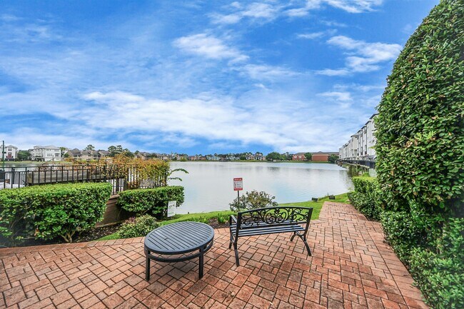 Building Photo - 8926 Lakeshore Bend Dr