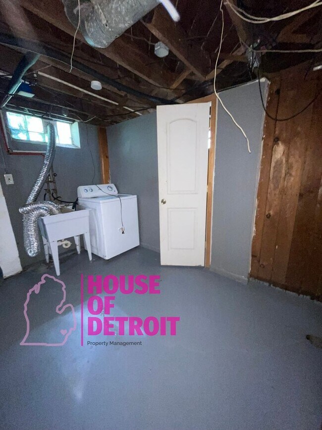 Building Photo - SUMMER SPECIAL~ 3 BEDROOM 1.5 BATH~ FREE P...