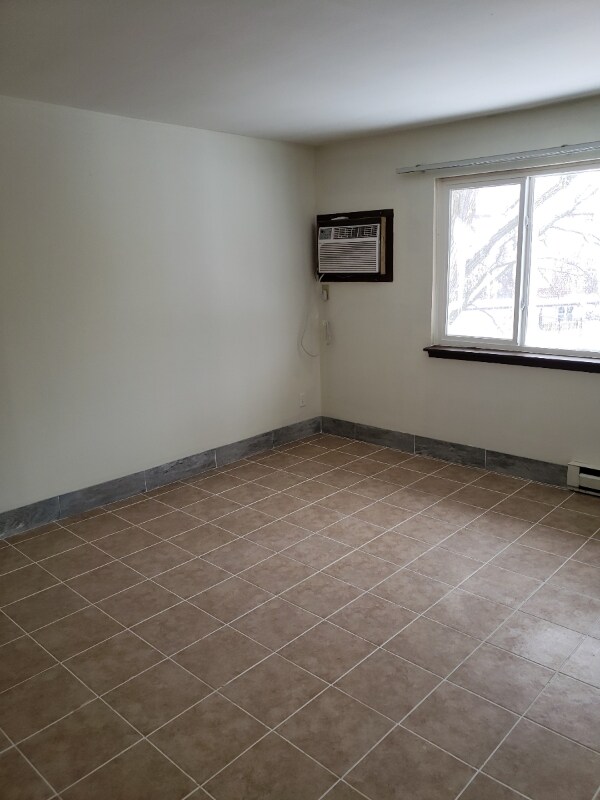 Building Photo - 8835 N Swan Rd