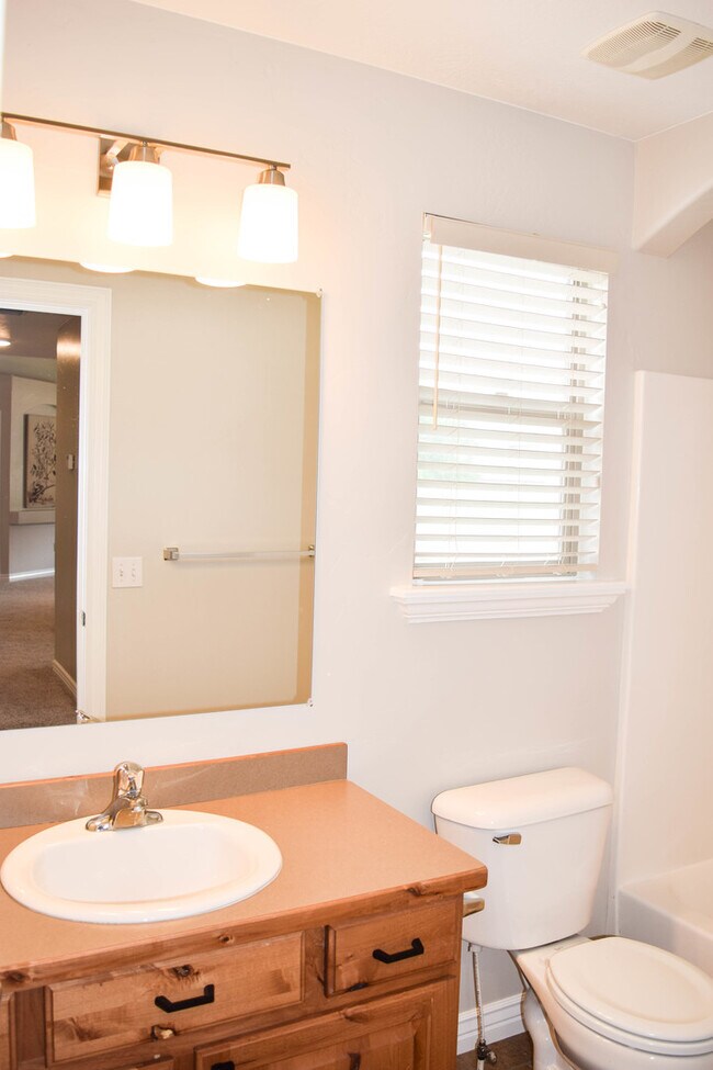 Building Photo - Idyllic Provo home w LOTS of garage space!