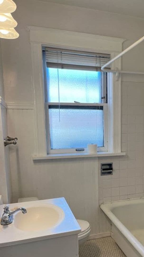 Building Photo - Charming 1 bedroom, first-floor in Shaw. C...