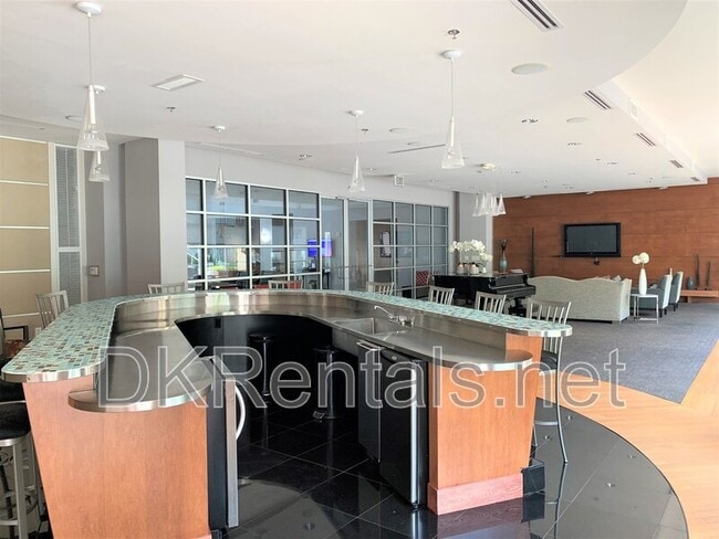 Building Photo - 711 Cosmopolitan Dr NE