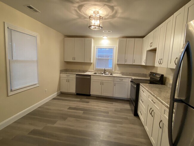 Building Photo - 4935 Walnut Dr