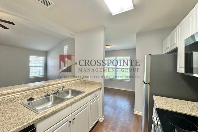 Building Photo - 3 Bedroom 2 Bath Duplex at Mansion Creek in Tyler! 1/2 OFF your first full month’s rent!