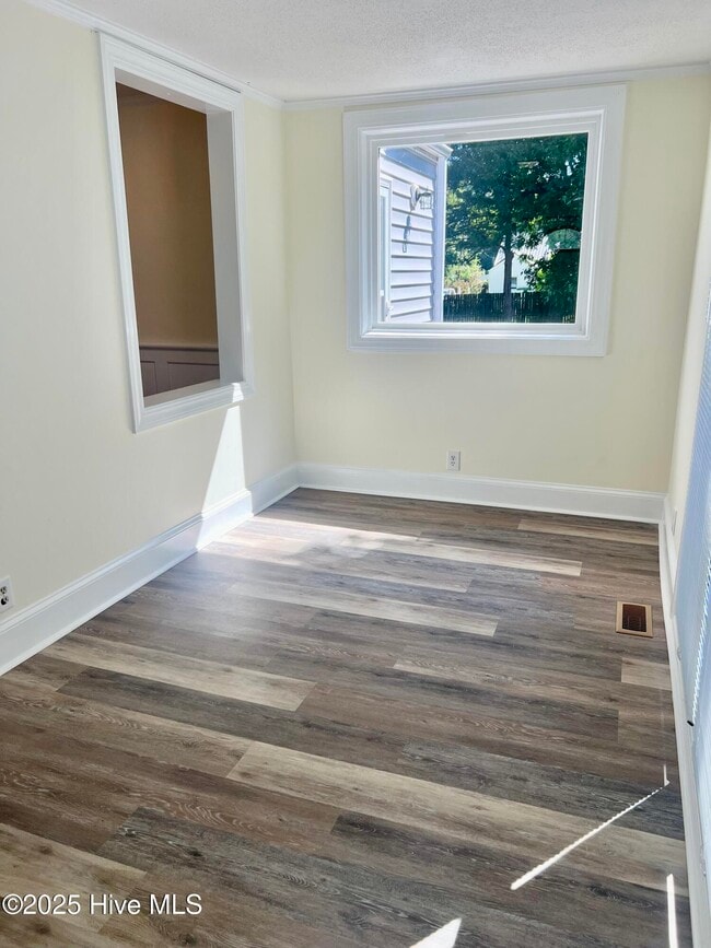Building Photo - 2607 S Memorial Dr