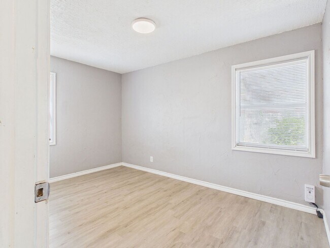 Building Photo - 3010 Westhaven Dr