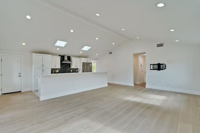 Building Photo - Gorgeous 4 Bed 3 Bath House on a Corner Lot!