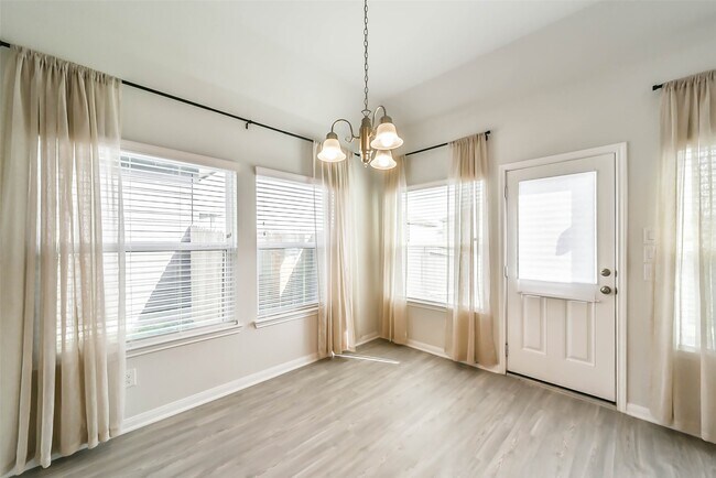 Building Photo - 13030 Laura Lake Dr