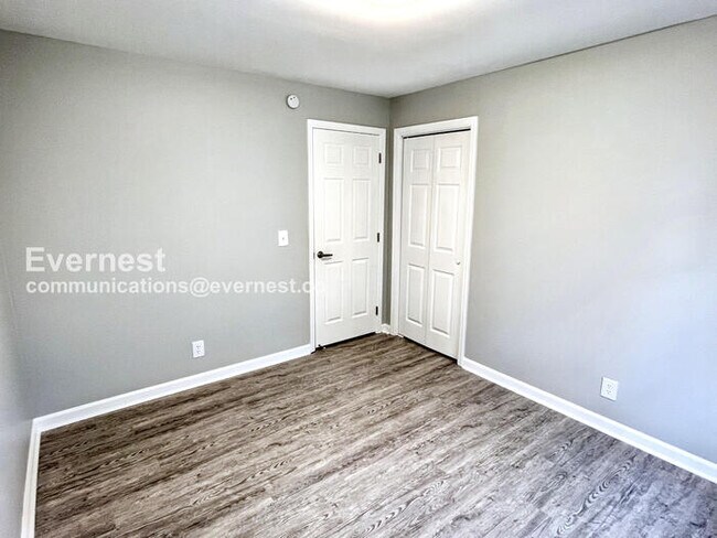 Building Photo - 3 Bed, 2 Bath Home with Off-Street Parking...