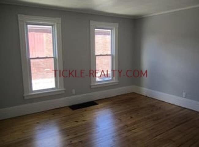 Building Photo - 3 Bedroom Single Family House