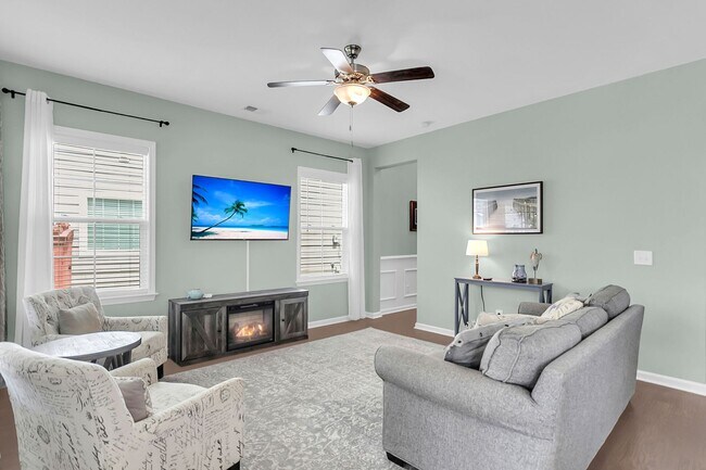 Building Photo - Fully Furnished 3 Bedroom, 2.5 Bathroom Ho...