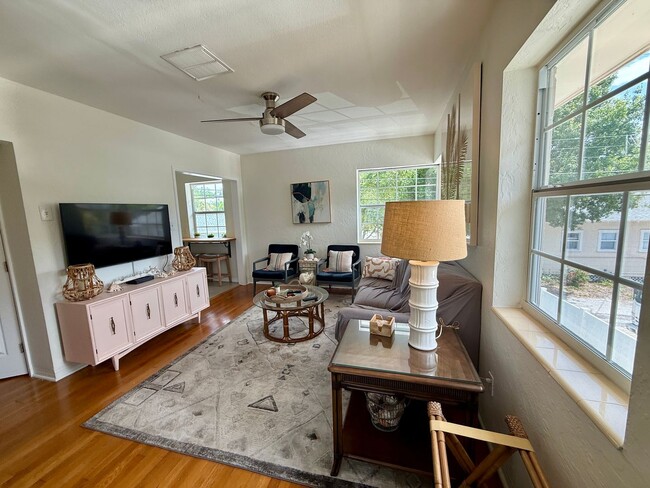 Building Photo - Adorable OLD NE garage 1/1 apartment - FUL...