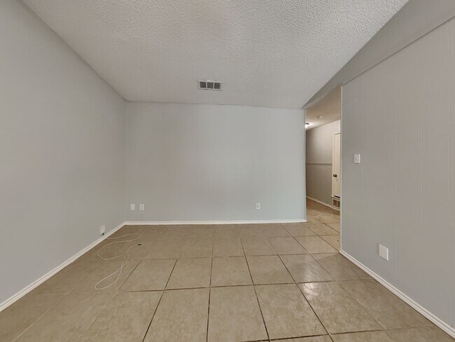 Building Photo - Alluring Single Family Home | 3 BR/2BA | 2-Car Covered Parking | Fencing wood