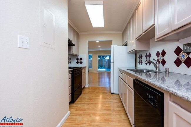 Building Photo - Lovely Townhouse | Private Outdoor Space