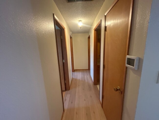 Building Photo - Beautiful 3 Bedroom 1 1/2 Bath with Huge Fenced Backyard! Tour Today!