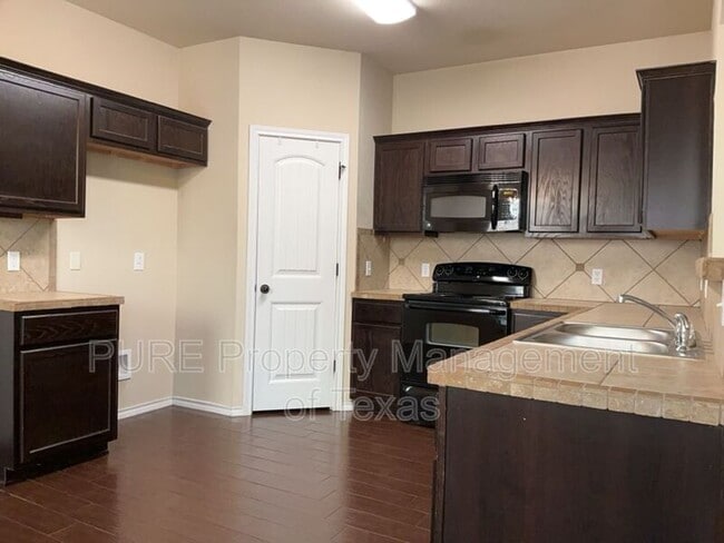 Building Photo - 215 N College St