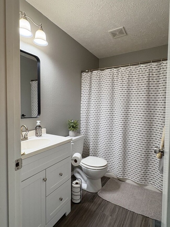 Building Photo - Pre-Leasing Now - Charming 3 Bed / 2 Bath ...