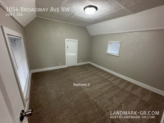 Building Photo - Updated 2-3 Bed, 1-Bath – First Month $1,0...