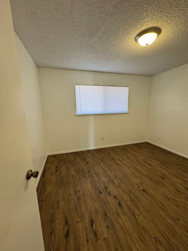 Building Photo - 3951