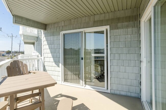 Building Photo - 1102 N Lumina Ave