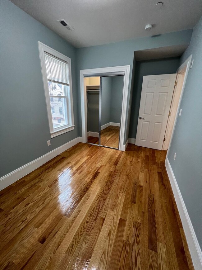 Building Photo - Large 2 Bedrooms Plus a Bonus Room. 2 Full...