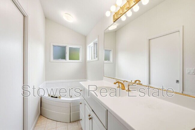 Building Photo - 10 Corte Del Rey