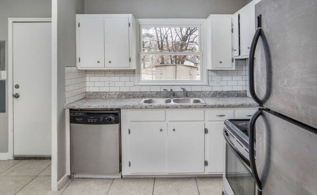 Building Photo - COMING SOON! 3 Bed 1 Bath Home! $1350.00
