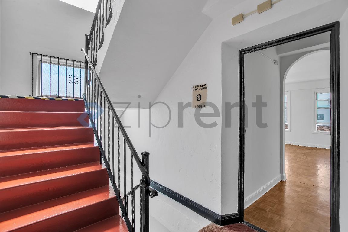 Building Photo - Unit 915