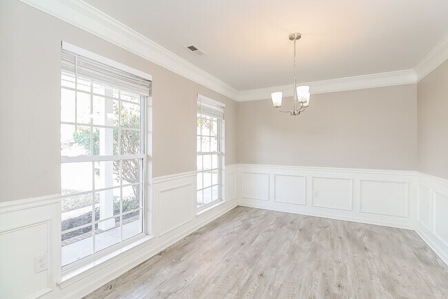 Building Photo - 112 Old Willow Rd