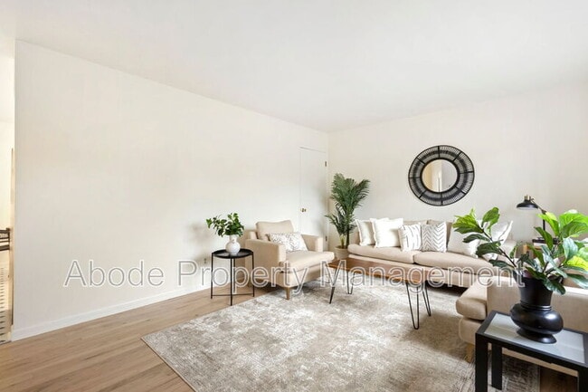 Building Photo - 328 N Roosevelt Ave