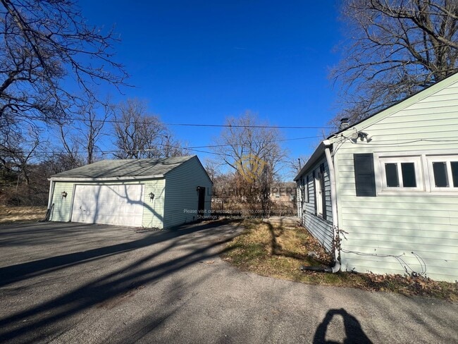 Building Photo - Updated 2 Bedroom 1 Bathroom near Forest M...