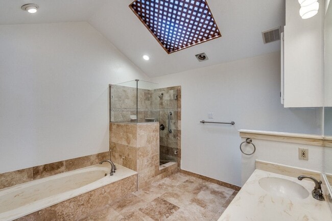 Building Photo - Beautiful and bright Plano home with updates