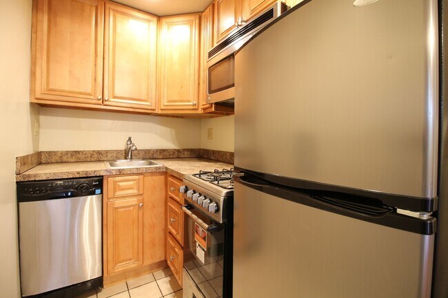 Building Photo - Charming One-Bedroom in Prime Rittenhouse Location