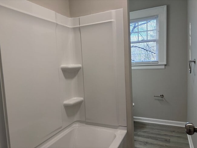 Building Photo - 2 Bedroom, 1 Bathroom Apartment in Reidsville!