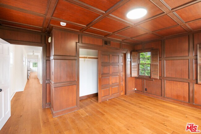 Building Photo - 10309 La Grange Ave