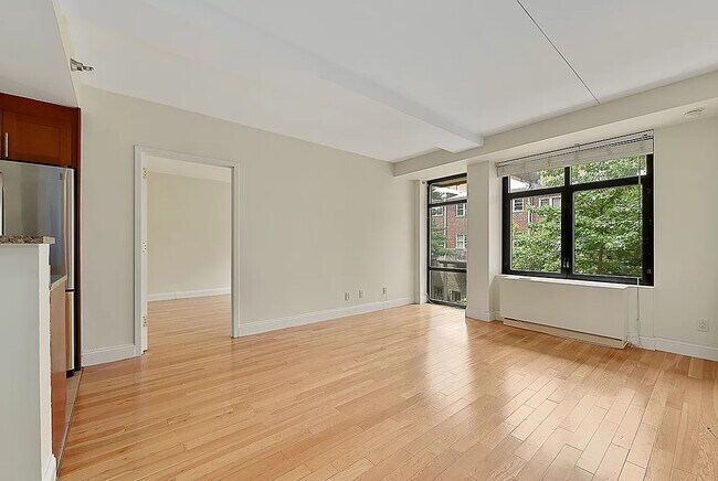 Building Photo - LOVELY 2 BEDROOM/2BATH