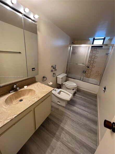 Building Photo - 2500 Parkview Dr