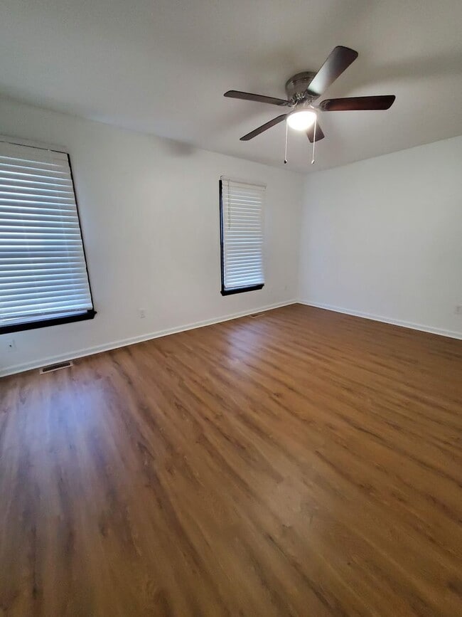 Building Photo - Two Bedroom Townhome in Churchland!