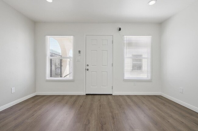 Building Photo - 366 E 55th St