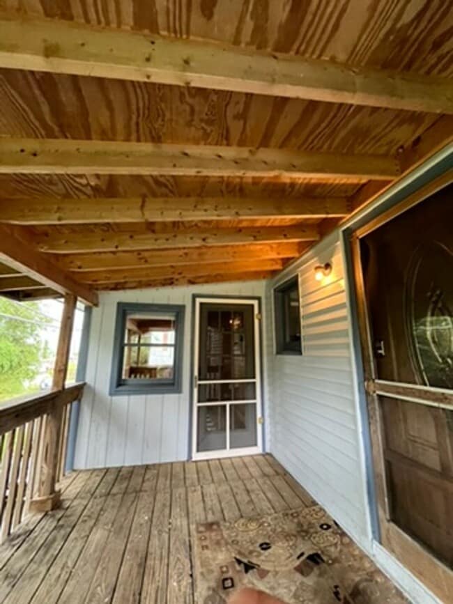 Building Photo - Charming 4 Bedroom 2 bath apartment near d...