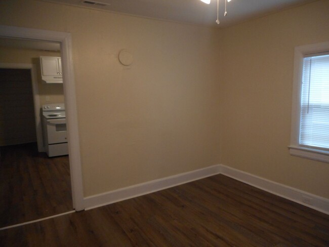 Building Photo - Recently Renovated 2 Bedroom 1 Bath Home