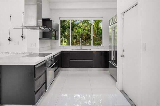 Building Photo - 6050 La Gorce Dr