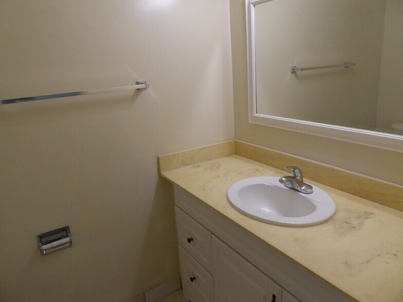 Building Photo - 246 Ellwood Beach Dr