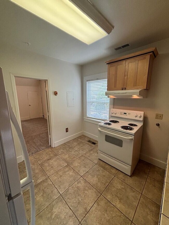 Building Photo - 2 Bedroom 1 Bath Apt in Newberg