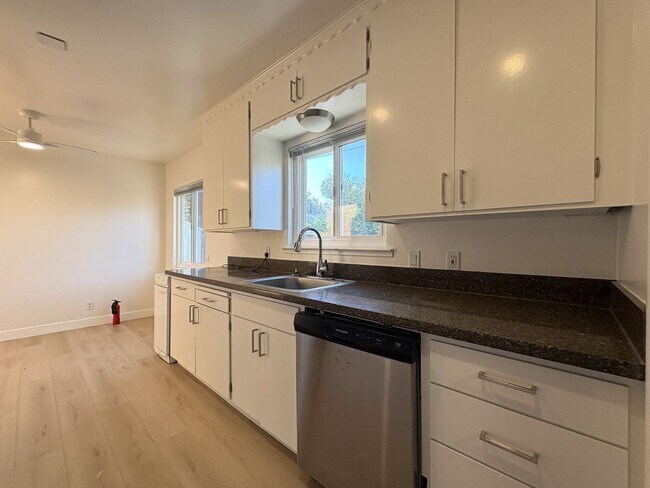 Building Photo - Charming 2 Bedroom, 2 Bathroom Home in Redwood City